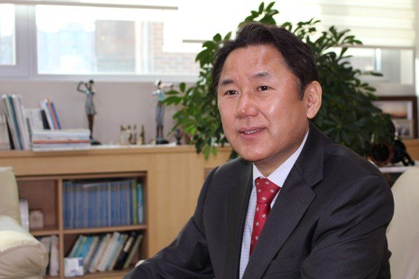 서울 유일 국정교과서 채택 교장, 비난 쏟아지자 한 말
곽일천 서울디지텍高 교장 “균형 잡힌 역사인식 심어주자는 것 뿐”
교사·학부모 동의 받아 결정, “채택 번복 없다
교장과 학부모를 보니 세월호 학부모와 비교가 된다
우리아이 우리가 지켜야 한다