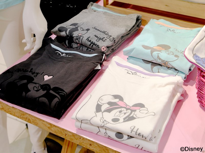 MezzoMikiD's tweet photo. “デート前日のミニー”がテーマ！
PLAZA「in private ミニーマウス コレクション」登場
キャラディネートサイトにてTシャツ、サガラ刺繍ポーチ、トラベルグッズを紹介しています☆
詳しくは→https://t.co/hKr2cfJxu2 https://t.co/zuvdFQk12b