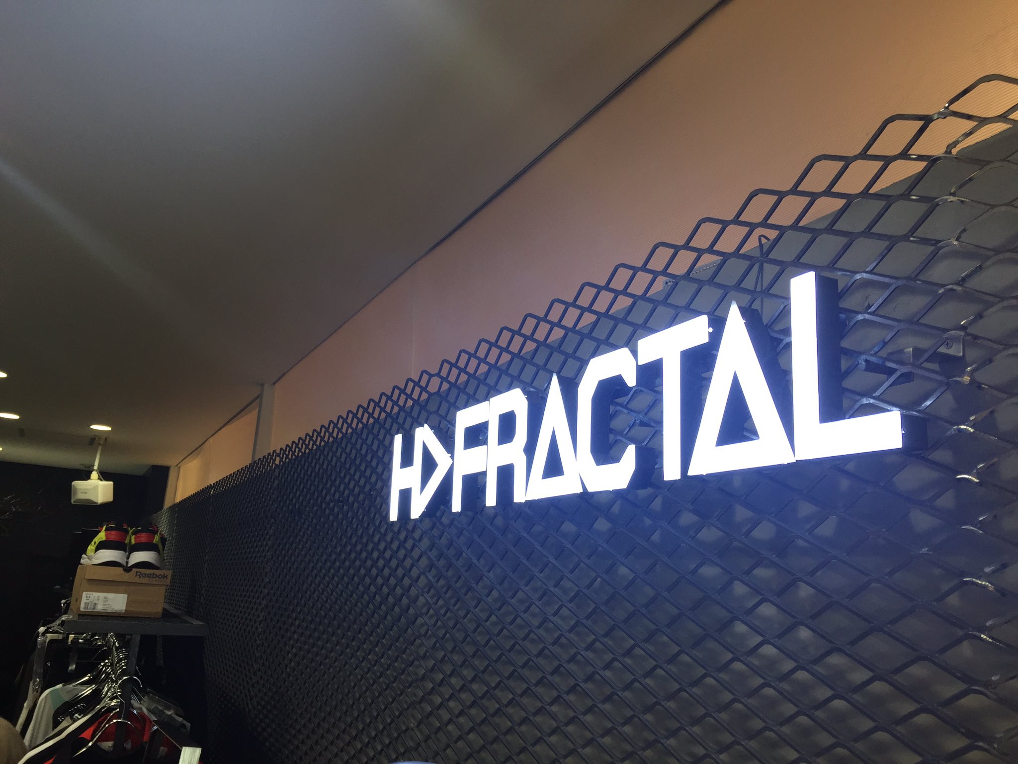 タイショウ リニューアルしたｈ Fractalに行ってきた 内装超かっこいい スタッフさん デザイナーさんから貴重なお話を聞けて最高な時間でした おめでとうございます T Co Oahhmvgr8q Twitter