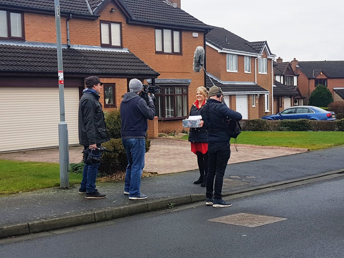 richardbranson's tweet photo. Watch this great video of our @VirginMoney team surprising deserving people for #randomactsofkindnessday https://t.co/UiWFeVzHXY https://t.co/Z0RHb2H0Vj