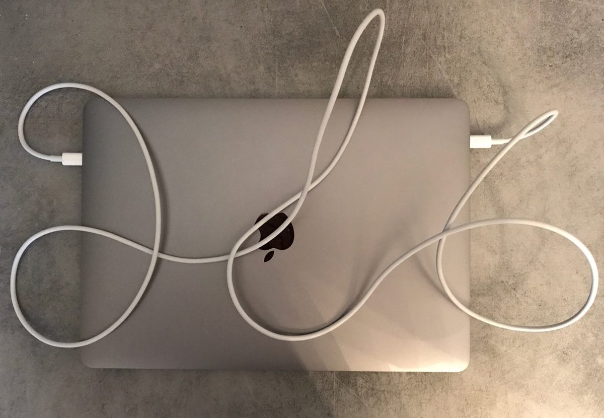 albertobeta's tweet photo. Eureka! This is the secret of @Apple Infinite Loop! Perpetual charging using USB-C in a Macbook Pro! Bye bye power adapters!!! 😉 https://t.co/HvaIN5gAJu