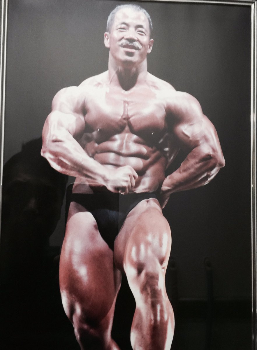 鷹木 信悟 Shingo Takagi 昼過ぎからptと大阪まで出稽古 京橋駅近くにあるking Gymへ ビルダーの 榛木勘介選手のアドバイスを聞きながらハードに脚のトレーニング 明日から連戦なのに間違いなく筋肉痛だな 大歓迎だ 帰り際 ボディビル会の