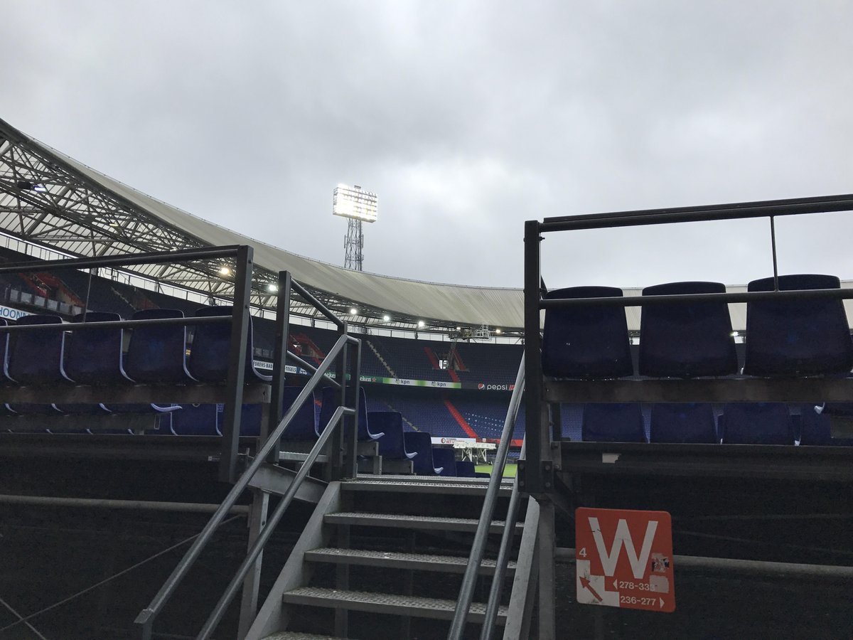 Ze schijnen daar, als bakens in de verte. De duizend lampen van het Feijenoord stadion <a href="/Feyenoord/">Feyenoord Rotterdam</a> <a href="/DeKuip/">Stadion Feijenoord</a> @floodlightfriday <a href="/VliegendeKeeper/">Vliegende Keeper</a>
