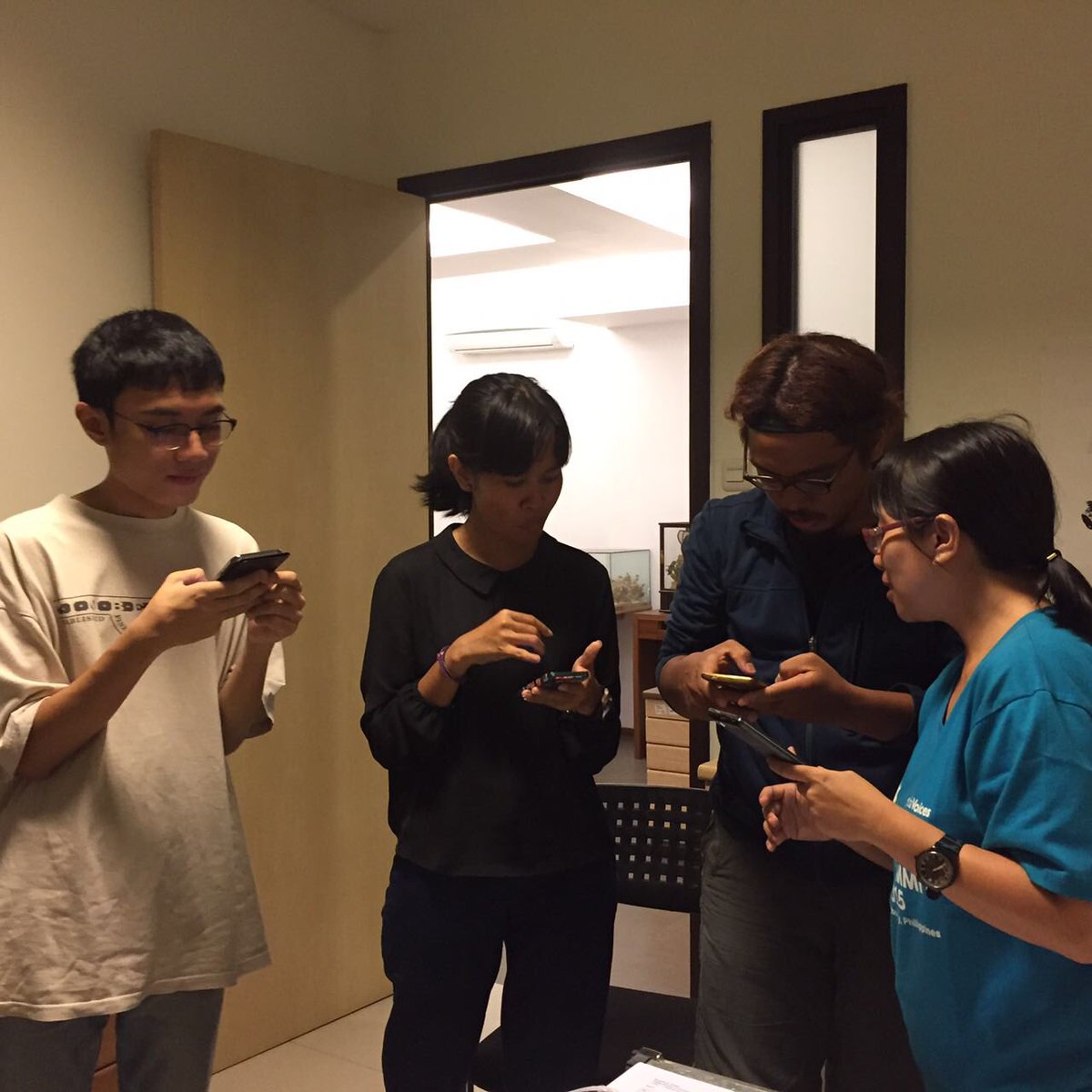 pannafotoorg's tweet photo. Proses encrypted phone berjamaah. #dialogbooknook https://t.co/04nLfFJFO3