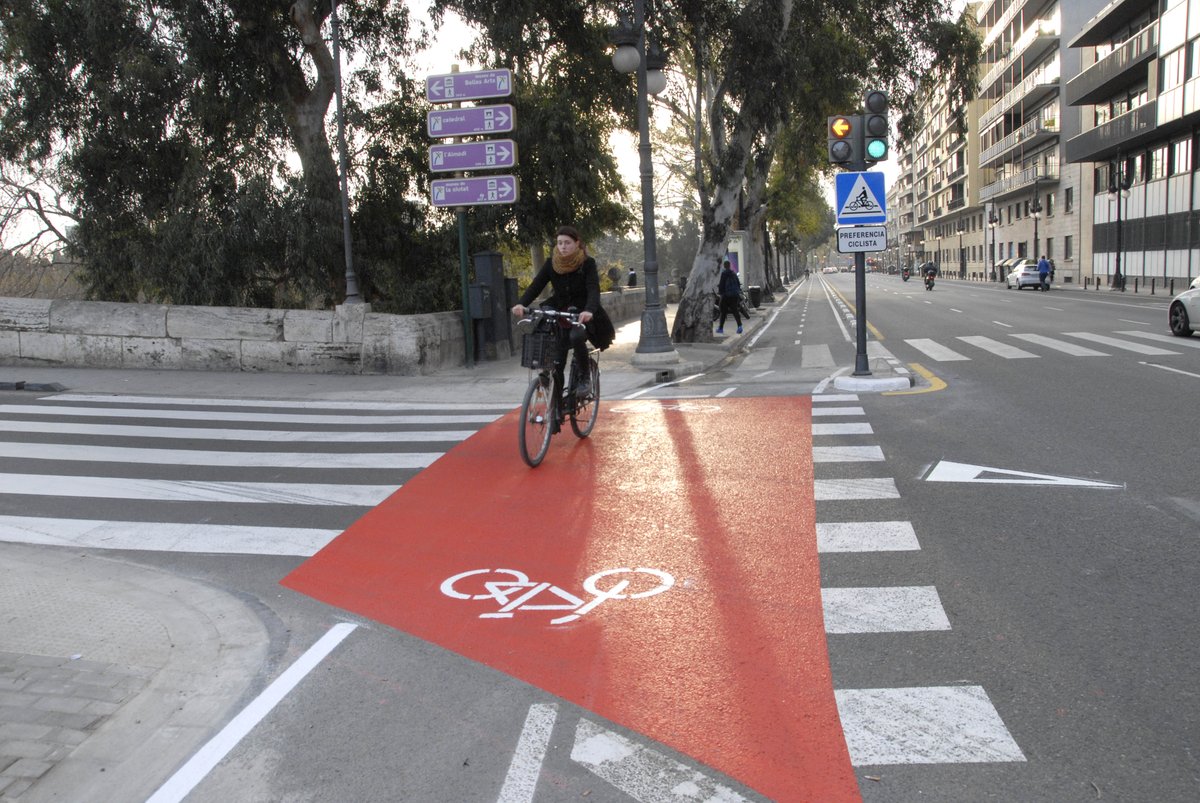 TransitValencia's tweet photo. Obert el tram de carril bici de la marginal dreta de l’antic Túria, entre el Pont de Fusta i el Pont del Real 😀@AjuntamentVLC @VlcMobilitat https://t.co/9OPw4uNimq