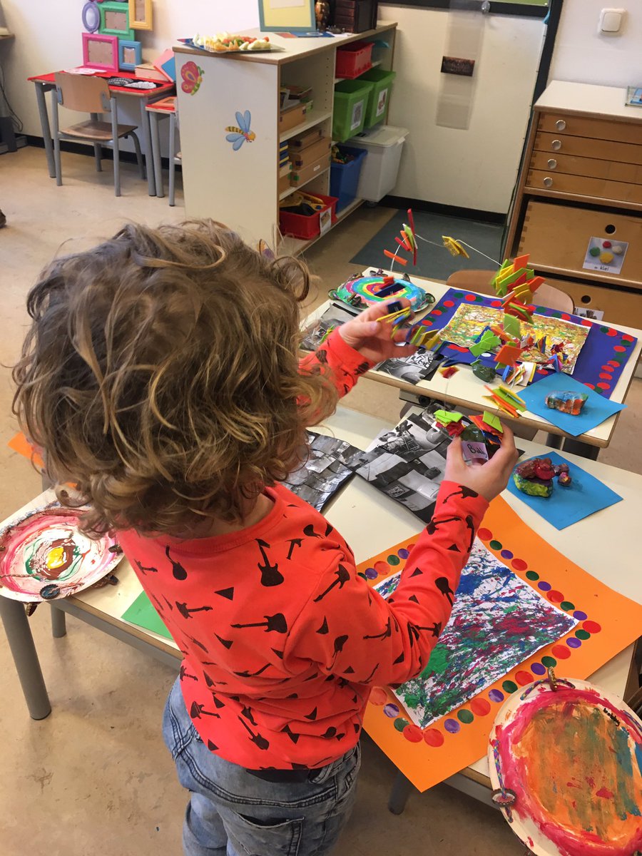 PBS_cluster2's tweet photo. Afsluiting van het thema 'Kunst'...De peuters en kleuter geven ouders een rondleiding in hun museum met zelfgemaakte kunst! https://t.co/EHnka8tk1l