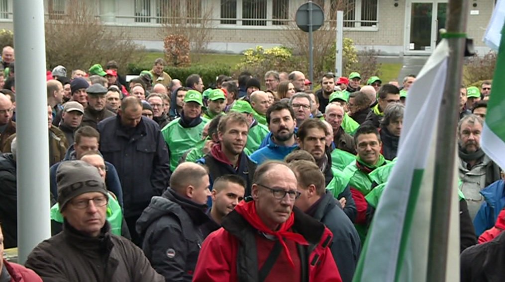 Ring_TV's tweet photo. Vakbonden Vinçotte manifesteren in Vilvoorde https://t.co/eXFQvowQGh https://t.co/5AGrkofUsJ