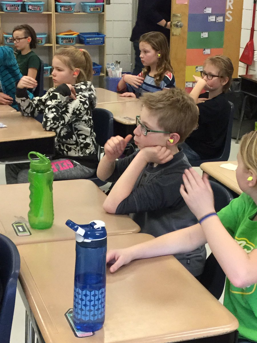 mrs_rfriesen's tweet photo. Learning sign language and investigating our 'thick' inquiry questions in science. #hsdlearns #learningaboutsound @BlumenortHSD https://t.co/4zMKzDhkvm