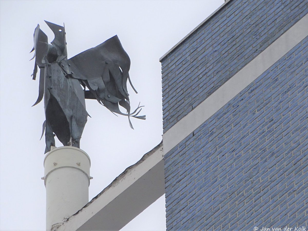 BekiekTwente's tweet photo. 'Boegbeeld' vogel op het oude stadhuis (ontwerp: Aart van de IJssel), #Almelo#Twente #BekiekTwente#kunst #awtd https://t.co/rQJ0PZBp5M