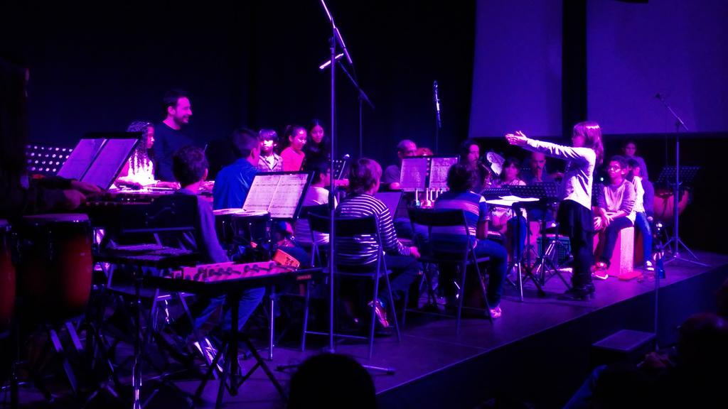 ccalbareda's tweet photo. Amb el llenguatge de la improvisació dirigida les més petites també dirigeixen l'orquestra. @Integrasons #DoAcords https://t.co/xZxxFanvfs