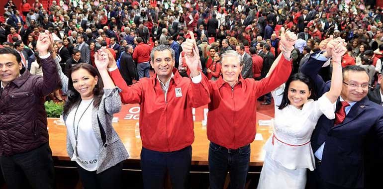 politicomx's tweet photo. .@EnriqueOchoaR da su total apoyo a @alfredodelmazo.
Asegura que el PRI está apostando por candidatos honestos: https://t.co/9Sr4WEy0aq https://t.co/rpJ9stG85v