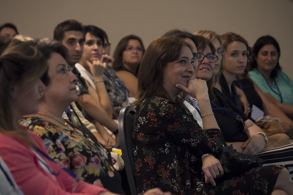 DickensUruguay's tweet photo. @AleDeBarbieri cerró el #MSD8 presentando "Padres y educadores empáticos para una educación humana" https://t.co/YaaOpKGz34