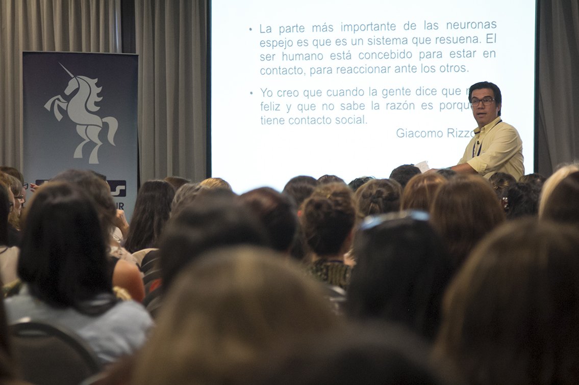 DickensUruguay's tweet photo. @AleDeBarbieri cerró el #MSD8 presentando "Padres y educadores empáticos para una educación humana" https://t.co/YaaOpKGz34