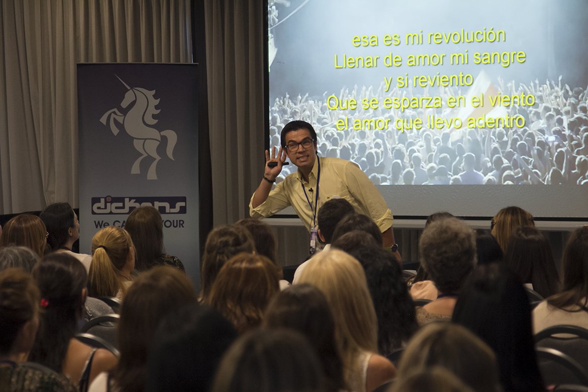 DickensUruguay's tweet photo. @AleDeBarbieri cerró el #MSD8 presentando "Padres y educadores empáticos para una educación humana" https://t.co/YaaOpKGz34