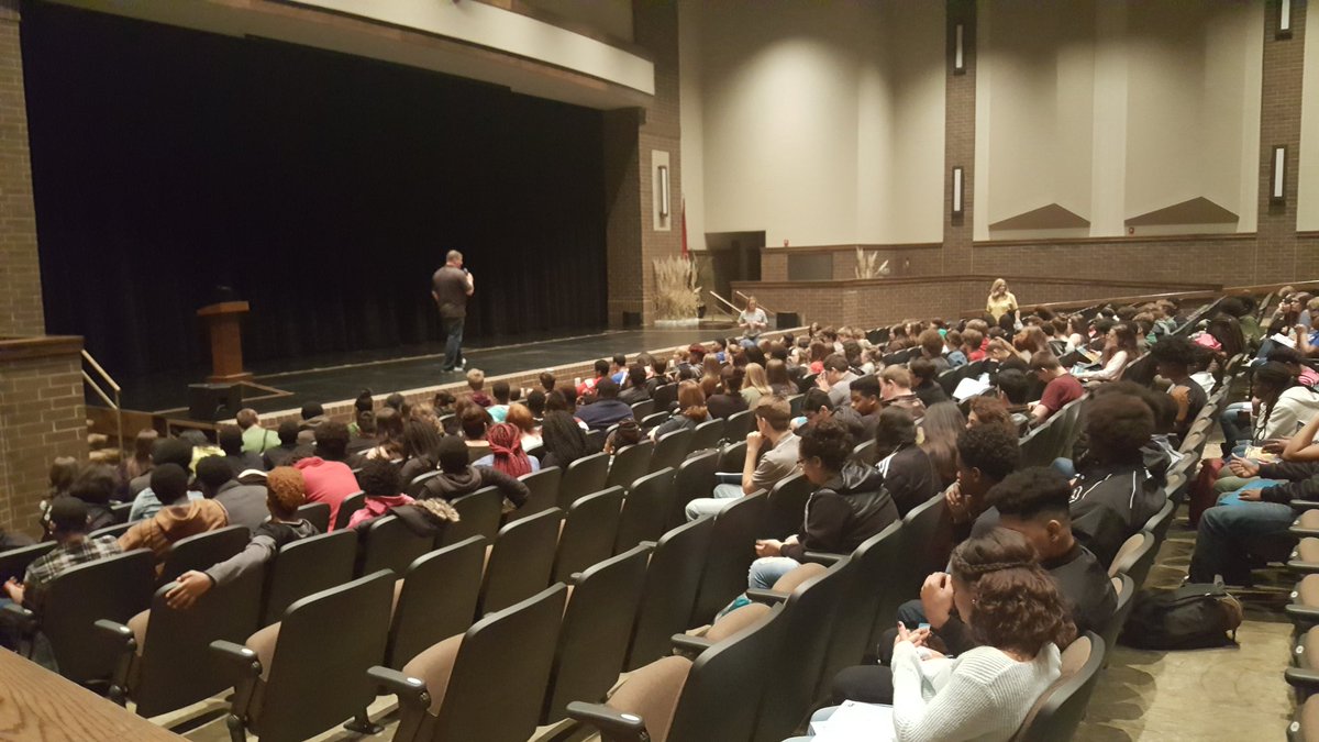 DrJeffGiovanni's tweet photo. @STEMAcademyJHS @JPSHurricane Mr. Dan Mullins promoting the STEM Academy to Annie Camp 9th Graders. #STEMulation #CaneSTEM https://t.co/yR22nLoSoH