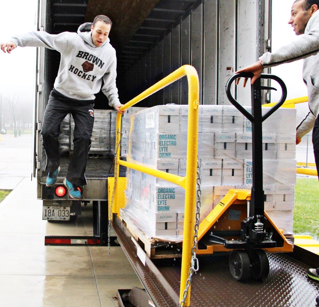 drinkNOOMA's tweet photo. Special delivery! Can't wait to show you guys some exciting changes next week. #letusupgradeya https://t.co/3uDXW9FwaW