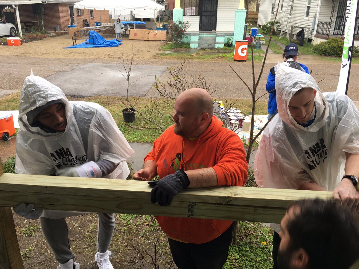 #GordonHayward and #KawhiLeonard helping out during today's @nbacares event. 🔨☔️ https://t.co/tZZMBtodMv