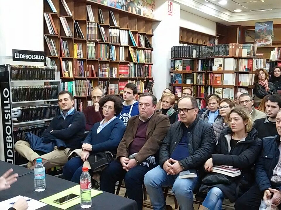 Cris_Morano's tweet photo. El publico sigue atentamente la historia de Andera y Enis. #Dosmil96 https://t.co/UjKzDdSYs1