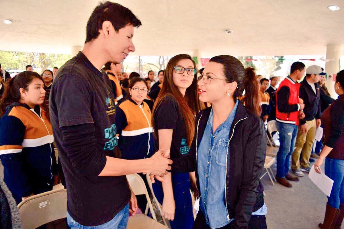 Gabyoss's tweet photo. Lectura continuada #ConstituciónMexicana en Plaza Principal #Nava #FomentoALaLectura en jóvenes @DanielVF777 @JuventudNava1 @UTnortecoahuila https://t.co/P0y9AzqguD