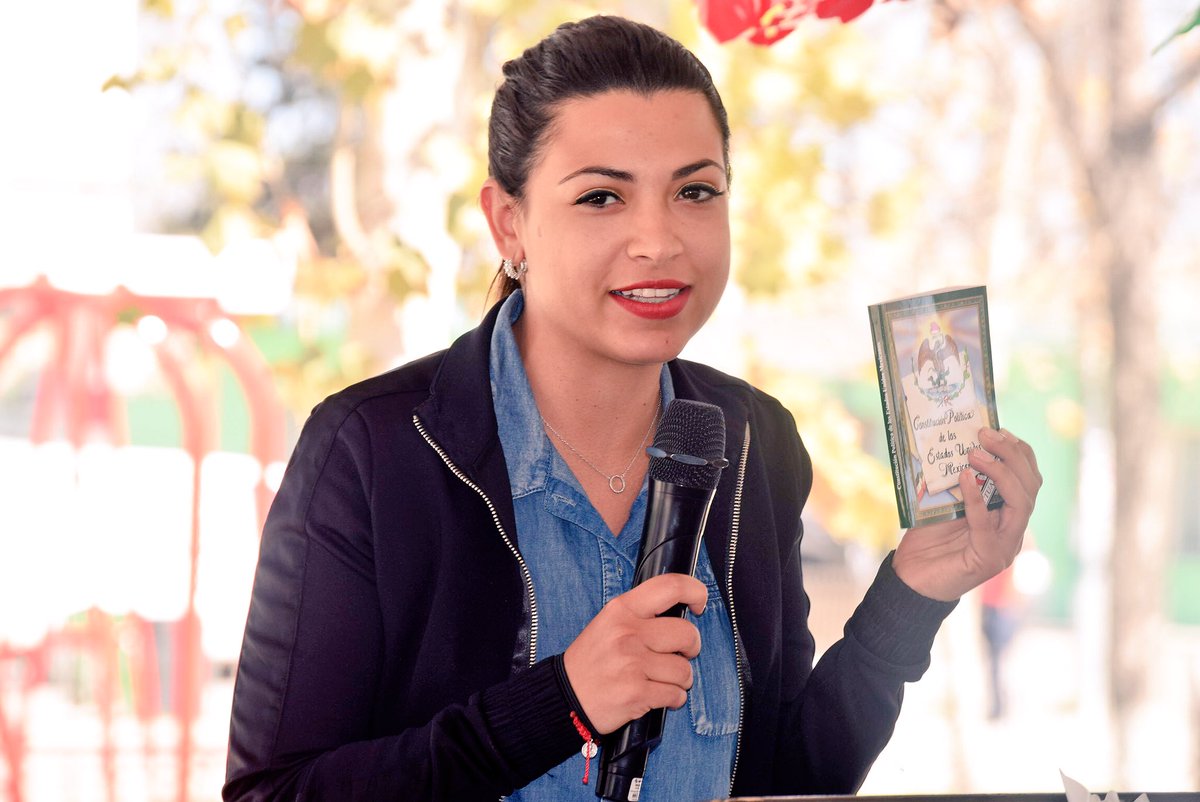 Gabyoss's tweet photo. Lectura continuada #ConstituciónMexicana en Plaza Principal #Nava #FomentoALaLectura en jóvenes @DanielVF777 @JuventudNava1 @UTnortecoahuila https://t.co/P0y9AzqguD
