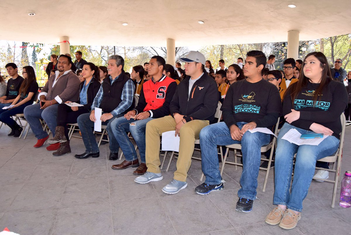 Gabyoss's tweet photo. Lectura continuada #ConstituciónMexicana en Plaza Principal #Nava #FomentoALaLectura en jóvenes @DanielVF777 @JuventudNava1 @UTnortecoahuila https://t.co/P0y9AzqguD
