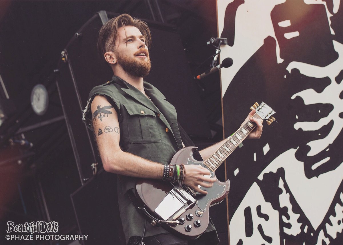 MikeyRainsford's tweet photo. Last summer - @BDsfestival main stage avec my @GibsonGuitarUK SG. 📷: Phaze Photography https://t.co/BlFfgybkLp