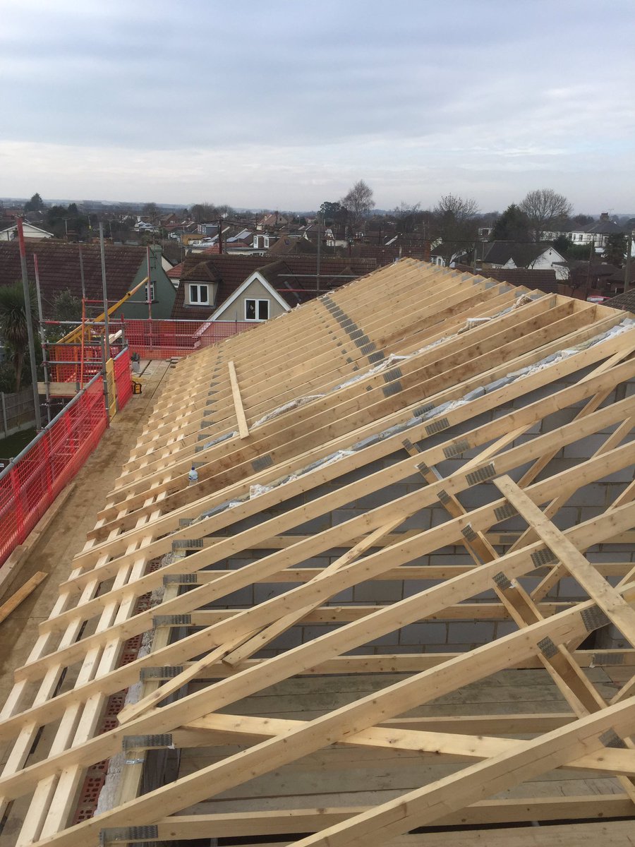 OneSterling's tweet photo. Truss roof #roof#carpentry#london#essex #mastercarpenters https://t.co/ai1punJiUr