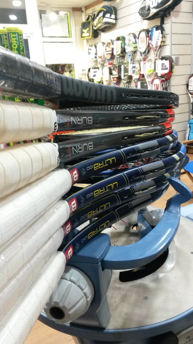 dpeniza's tweet photo. CAMARERO!!! Una ración de #wilson para encordar... CAMARERO!!! Se olvido una de #blade 
@wilsontennis @WilsonTenisEsp #stringing #tennis https://t.co/s1CHEGLmSG