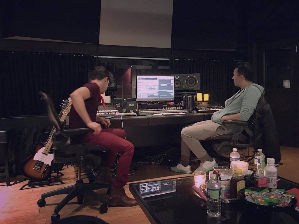 awgust_'s tweet photo. Working 🎹🎸🎤 @redone https://t.co/NlqMgqs67v https://t.co/X4AgdKLjiT