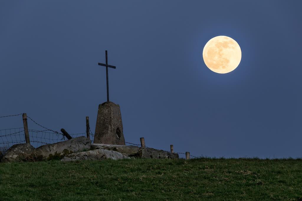 adrian41o's tweet image. Beautiful moon in the beautiful Sperrins