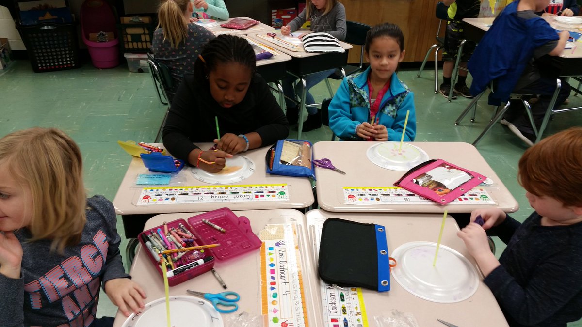mrsbaileyNHE's tweet photo. STEAM day fun with sundials! #nhebrightknights https://t.co/GgMpqhs26L