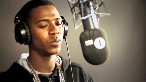 Rising British rapper Nines <a href="/nines1ace/">Nines</a> scores a massive chart entry with his debut album One Foot Out today 🙌 bit.ly/2m2U2xW