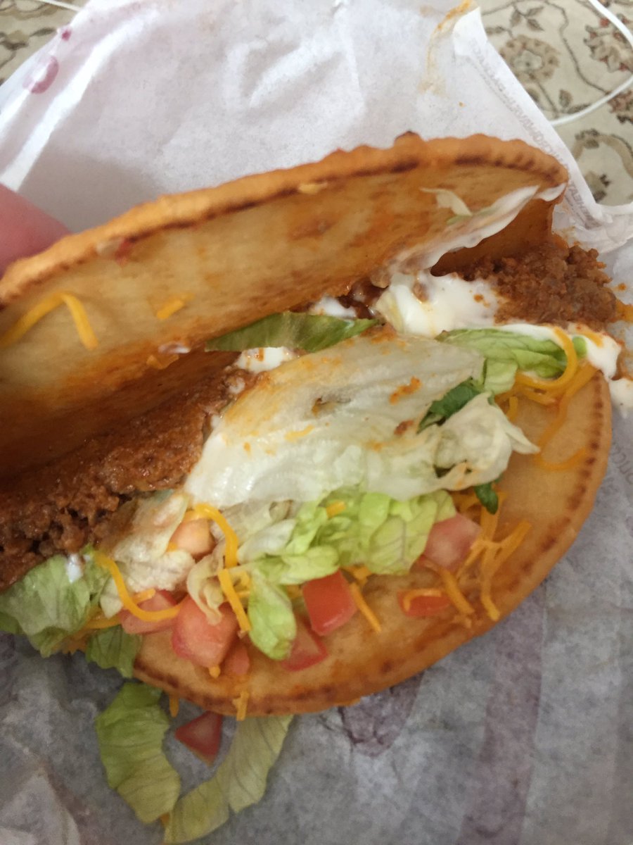 mobridge5's tweet photo. @tacobell if there is anything I know in this world is that this isn't the cheesy gordita crunch I ordered. 😢 https://t.co/KMLsv3deeH