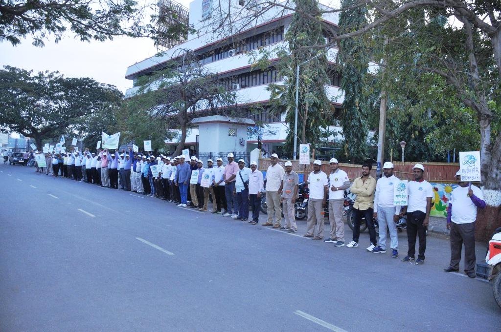 Human chain for #saksham2017 with Sh Sanjeev K Jain, ED <a href="/IOCGujarat/">IndianOil Gujarat</a> <a href="/IndianOilcl/">Indian Oil Corp Ltd</a> at Rajkot 
<a href="/dksmumbai/">dk sharma</a>