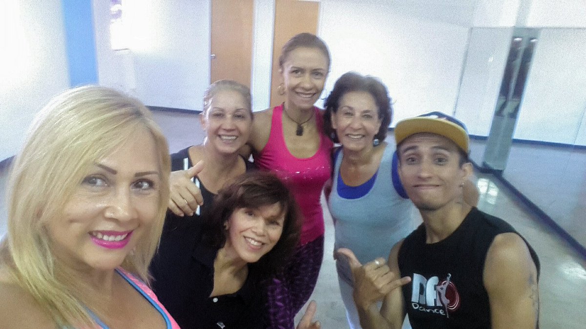 thibisay0201's tweet photo. Viernes que te quiero viernes ❤
Hoy con gente super linda de patio @cardoza09 @Daodancevzla . 🎶🎼🎵
#viernesDeGanarSeguidores https://t.co/WkohxhWKsK