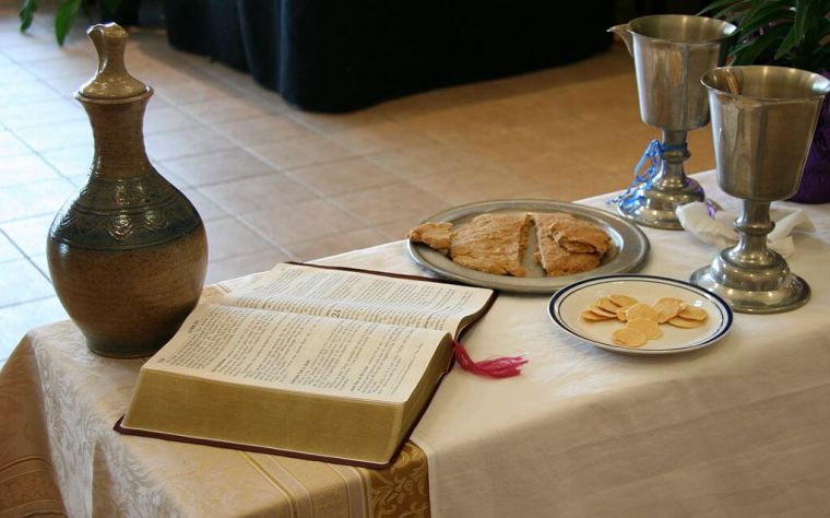 ChristianToday's tweet photo. Christians in Iran sentenced to 80 lashes of the whip - for taking Holy Communion https://t.co/DyH1wR6ohQ https://t.co/WPDtQOhk4J