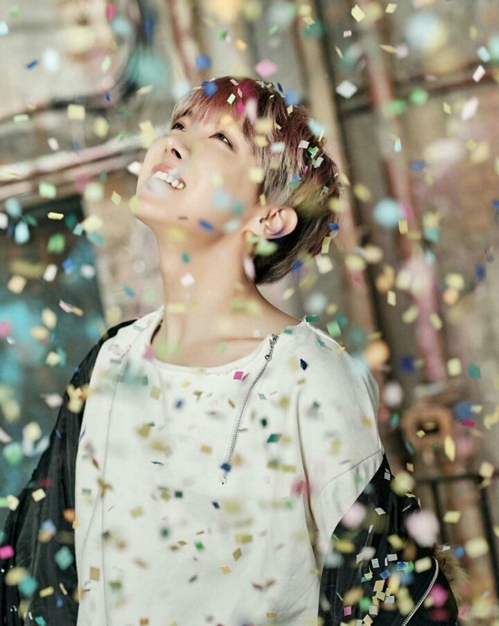 taenahda's tweet photo. #HappyJHOPEday🎉
#Jhopeday🎉🎂
I hope oppa, will always make happy member bts other and army😘 Army always like love your smile💕 Love you oppa❤ https://t.co/AmXDsMkTdW