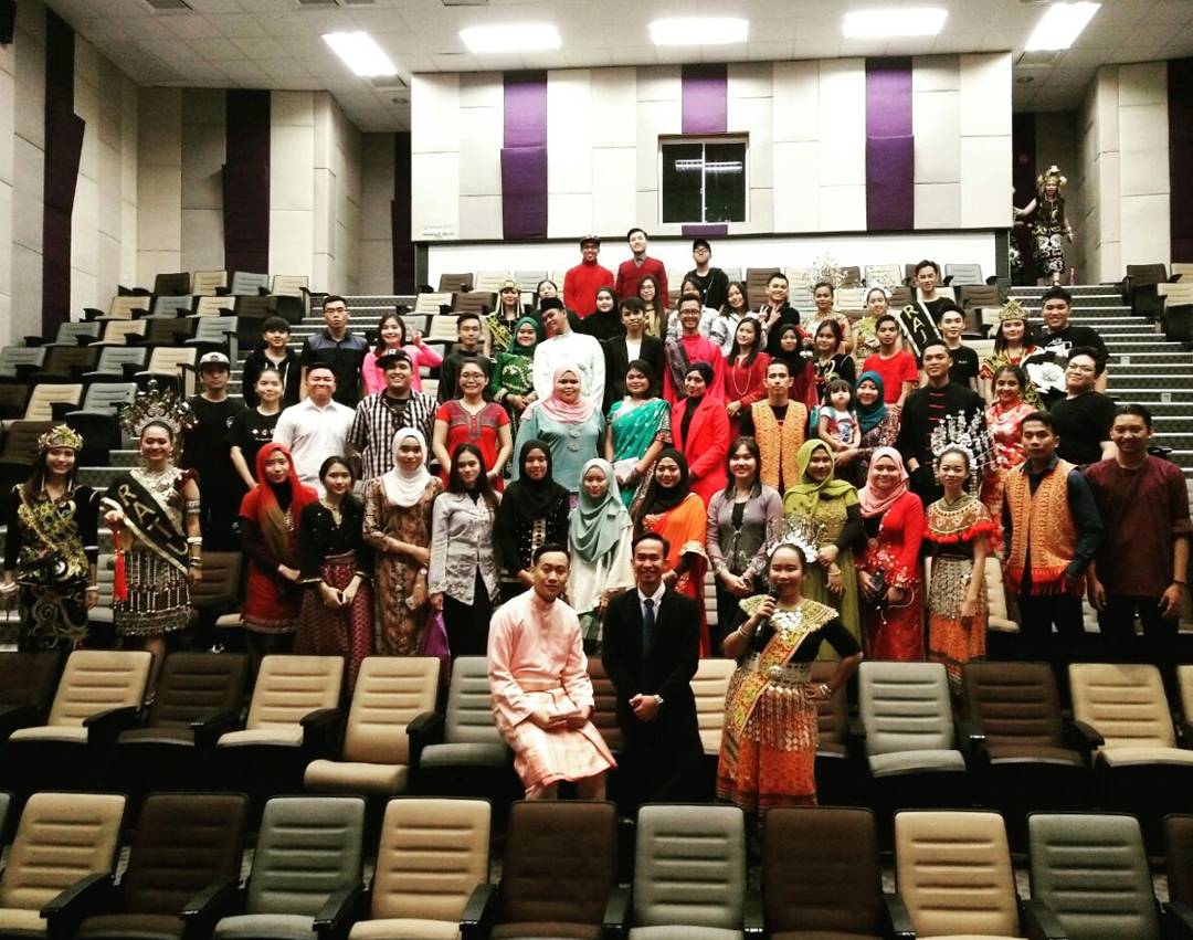 ameenurashraff's tweet photo. It's a wrapped gais. ๐ #fsppp https://t.co/YS3xZB3Or2