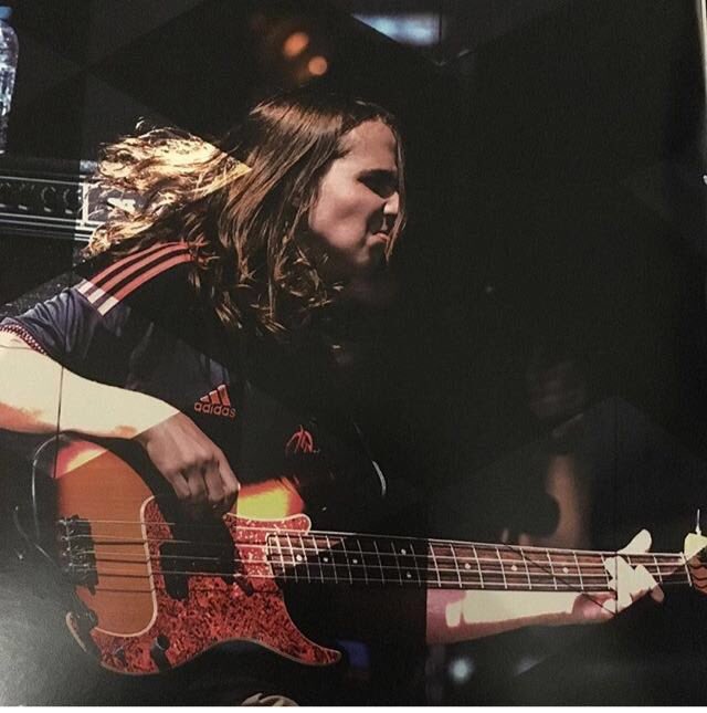 BandaDonica's tweet photo. "Meu irmão, que torce para um time alemão, groovando com a camisa do mengao" - #TomVeloso sobre #Miguima 🎤🎶 https://t.co/C8kaHVRmy7 https://t.co/RSuS5eOaMT