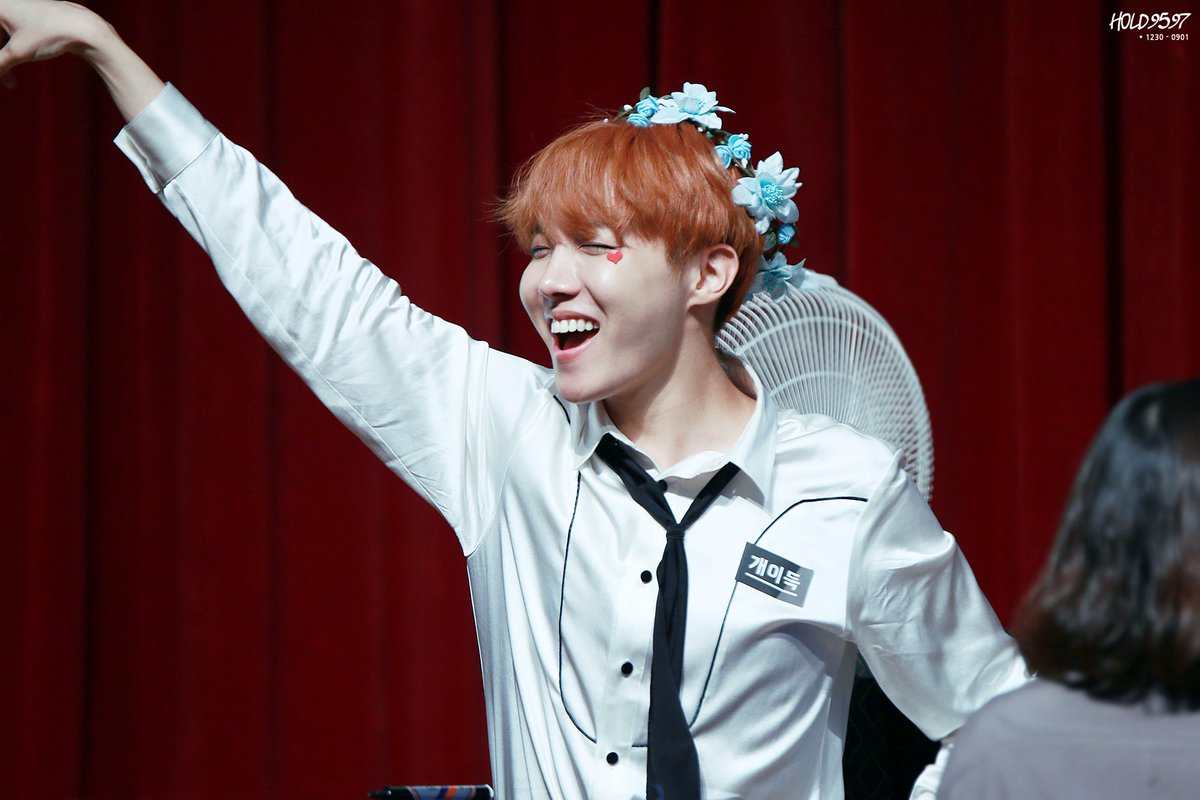 Hold9597's tweet photo. 호석아 생일 축하해💜 @BTS_twt 

#호비생일ㅊㅋ
#HappyJHOPEday
#희망_조준_발사 https://t.co/XLgcQtSWkZ