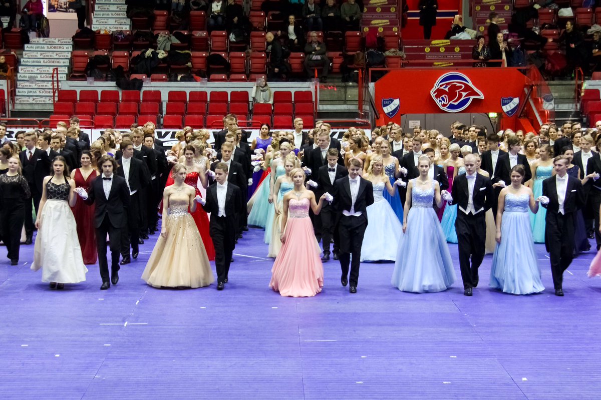 VisitHelsinki's tweet photo. A Finnish #prom for the new eldest students 💃wonderful 😍#vanhojentanssit #myhelsinki #helsinki #vanhojenpäivä #lukio #wanhat #wanhat2017 https://t.co/BrDrFEH9zO
