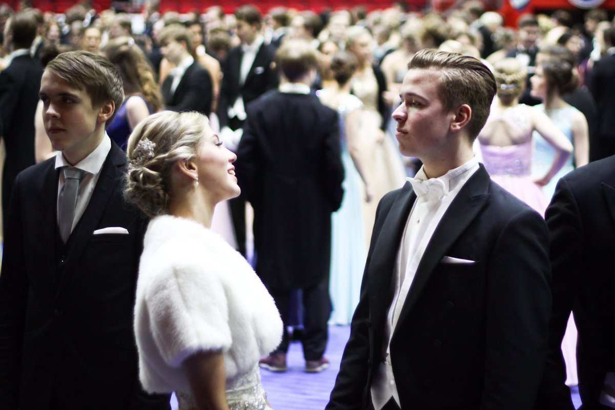 VisitHelsinki's tweet photo. A Finnish #prom for the new eldest students 💃wonderful 😍#vanhojentanssit #myhelsinki #helsinki #vanhojenpäivä #lukio #wanhat #wanhat2017 https://t.co/BrDrFEH9zO