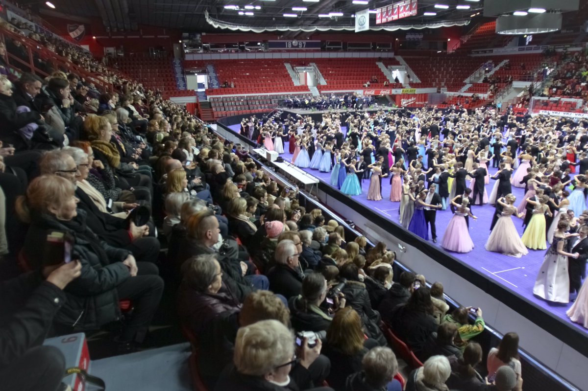 VisitHelsinki's tweet photo. A Finnish #prom for the new eldest students 💃wonderful 😍#vanhojentanssit #myhelsinki #helsinki #vanhojenpäivä #lukio #wanhat #wanhat2017 https://t.co/BrDrFEH9zO