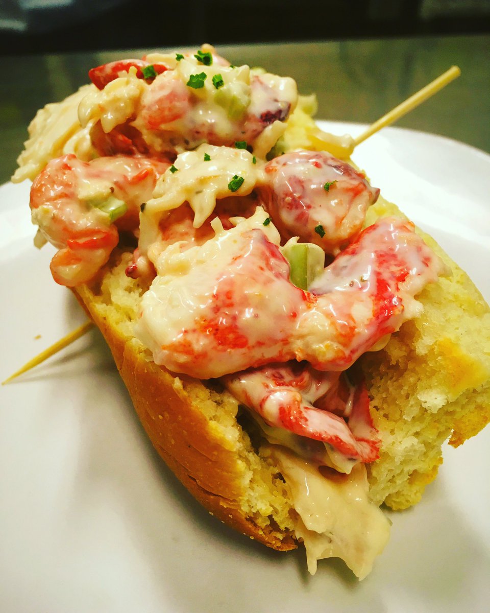 eatdrinkmalt's tweet image. This is how we (lobster) roll. Lobster, brown butter remoulade &amp;amp; celery on a fresh #maltbakeshop bun. ☀️🍴👌#modernmalt #eatdrinkmalt