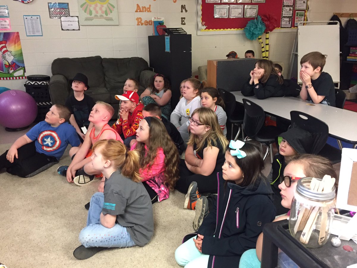 MrsAJSully's tweet photo. Watching a video about @ProjectLinus to get us started on our Service Project day! #ServiceProject #LiveTweet #ThirdGrade #SpartaElementary https://t.co/hgAj2RABIG