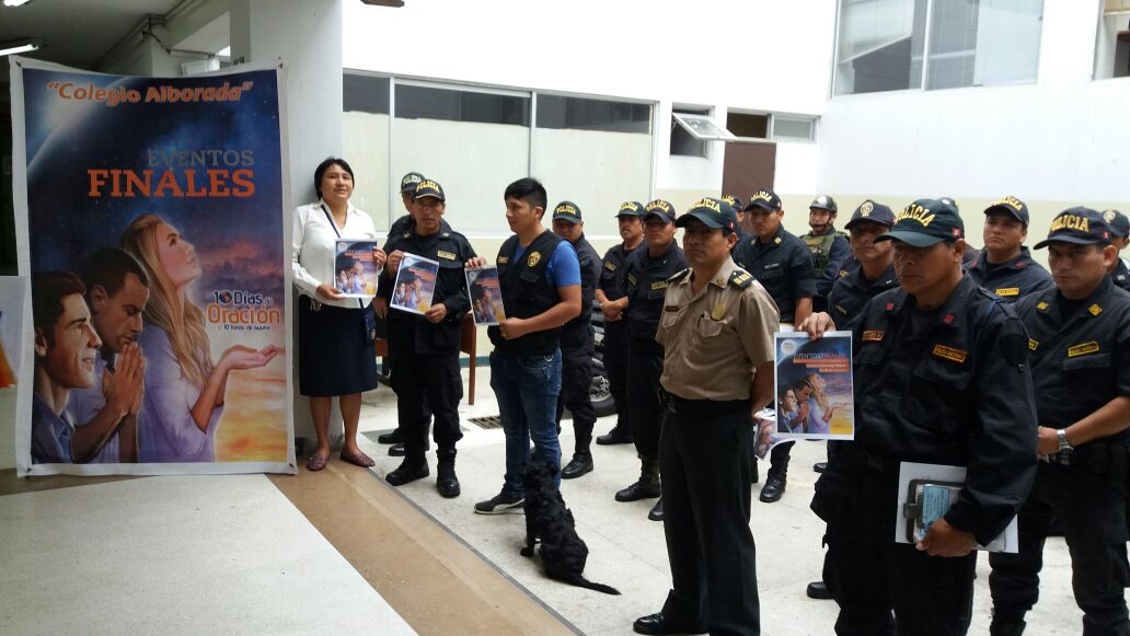 AdoniaCarrillo2's tweet photo. YO PARTICIPO EN #10DiasOracion.
Que privilegio orar con el Comandante de la Comisaría del Callao. Dios bendiga a los policías. https://t.co/RXqKxPQEux