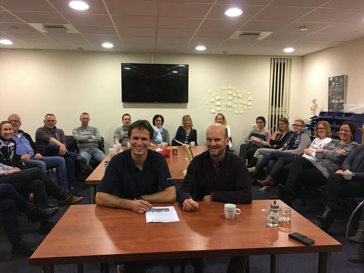 Banthumloop's tweet image. De HAERE blijft hoofdsponser van de Banthumloop! In bijzijn van de deelnemers van de clinic is het contract getekend. De HAERE: Bedankt!