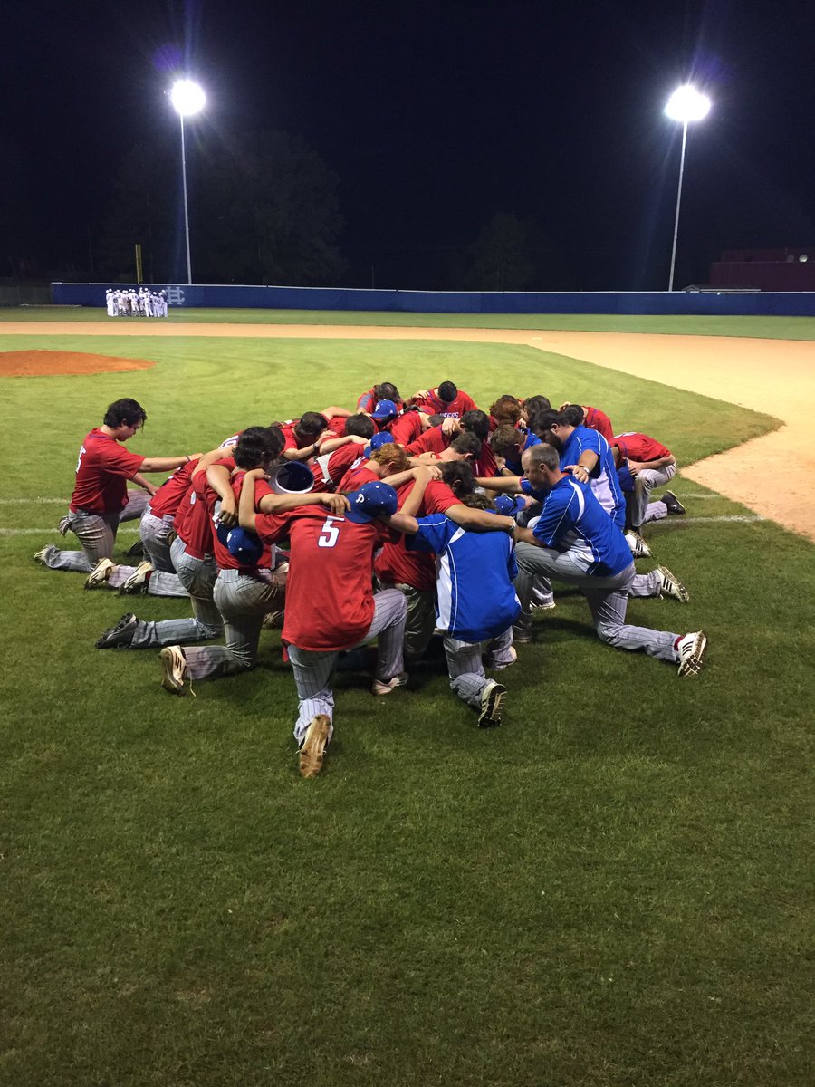 __LeightonCobb_'s tweet photo. My favorite time of the year is finally here, and it's making me miss these nights and these guys even more ❤⚾️ #pbttt https://t.co/3y4H5yDuj8