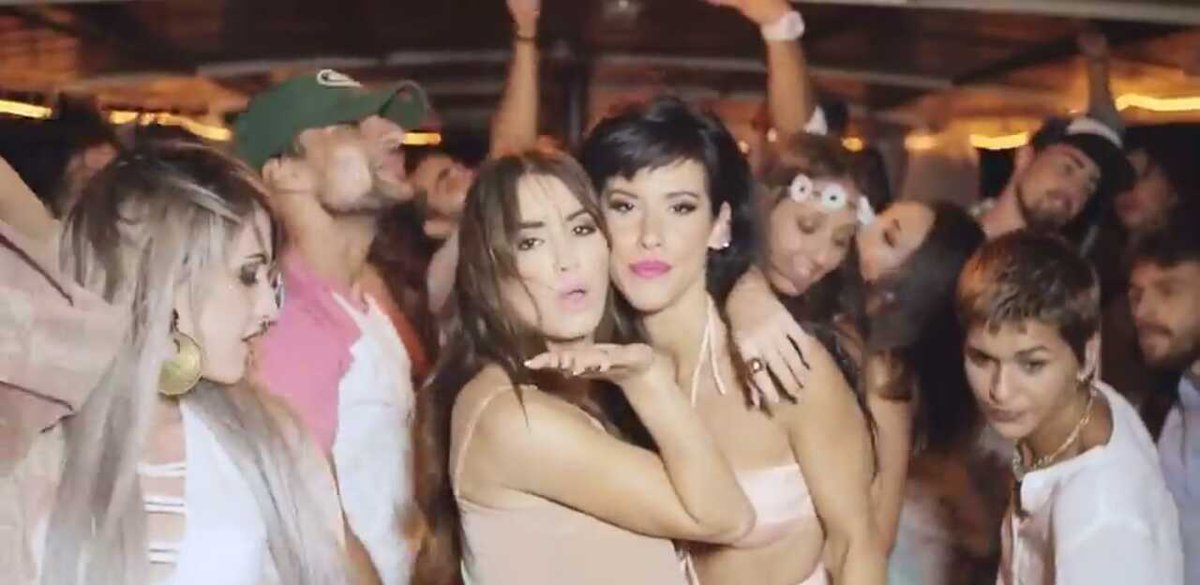 petidemivida's tweet photo. Estoy amando demasiado a estas mujer😍 (babyk es yo viendo a Lali) ROMA BANGKOK ON VEVO #KCAEstrellaLatina #Lalk https://t.co/tCMJDKwojC