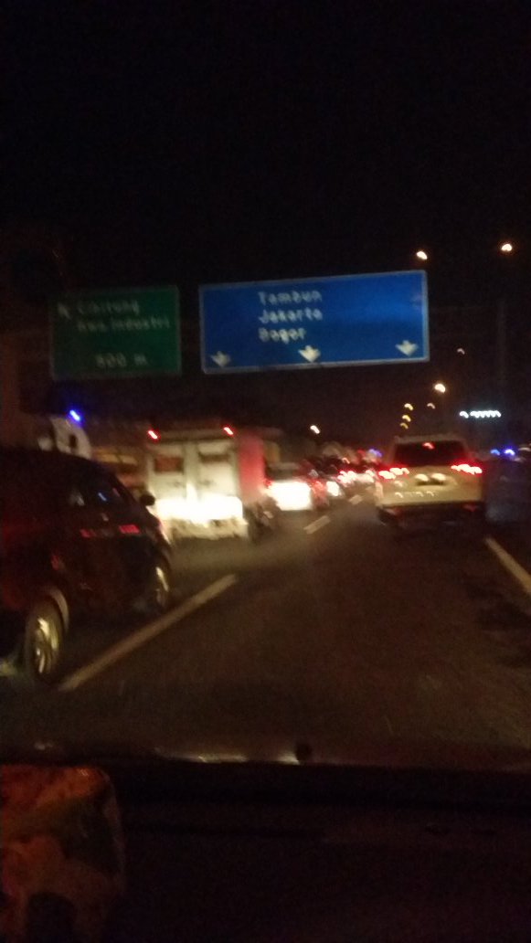 Tandi_Tan's tweet photo. @RadioElshinta Lalin selepas GT Cikarang Utama arah jakarta hingga Km25 (Exit GT cibitung)  padat merayap kec.20 -30 km/h https://t.co/BI8LEna6cM